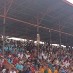 Masyarakat NTT yang memadati dua tribun di Stadion Mini Maro dalam pembukaan turnamen Flomabora Cup tadi sore – Surya Papua/Frans Kobun