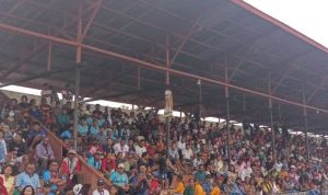 Masyarakat NTT yang memadati dua tribun di Stadion Mini Maro dalam pembukaan turnamen Flomabora Cup tadi sore – Surya Papua/Frans Kobun