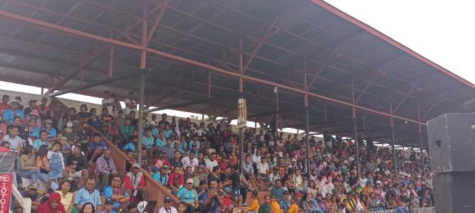 Masyarakat NTT yang memadati dua tribun di Stadion Mini Maro dalam pembukaan turnamen Flomabora Cup tadi sore – Surya Papua/Frans Kobun