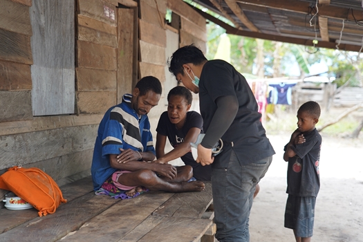 Pelayanan kesehatan keliling oleh dokter dari klinik PT DP – Surya Papua/IST