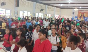 Ratusan anak SEKAMI di Kevikepan Merauke mengikuti perayaan misa memperingati Hari Misi Sedunia di Gereja Katolik Paroki Kristus Raja Semesta Alam – Surya Papua/Frans Kobun