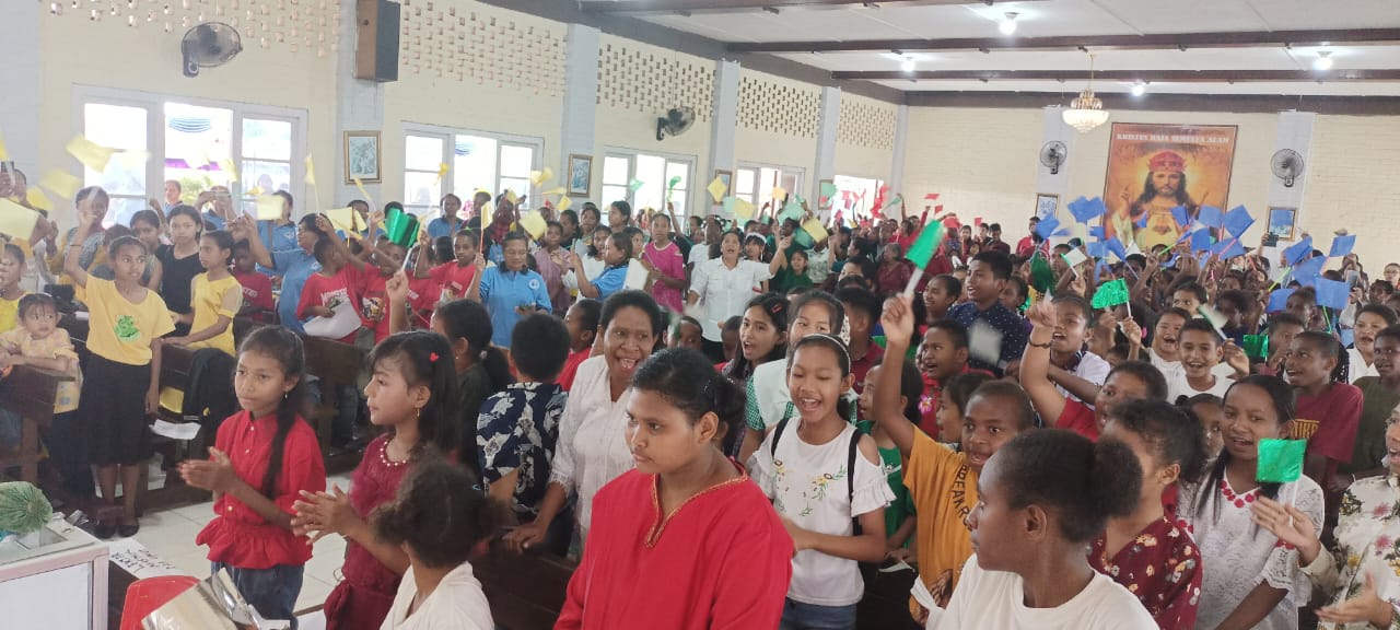 Ratusan anak SEKAMI di Kevikepan Merauke mengikuti perayaan misa memperingati Hari Misi Sedunia di Gereja Katolik Paroki Kristus Raja Semesta Alam – Surya Papua/Frans Kobun