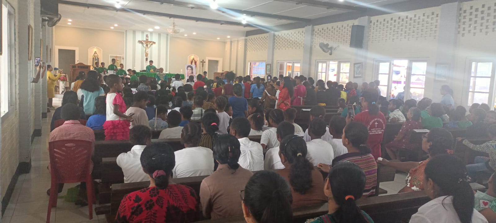 Pastor Paroki Kristus Raja Semesta Alam, Aloysius Kelbulan, Pr sedang memimpin perayaan misa – Surya Papua/Frans Kobun