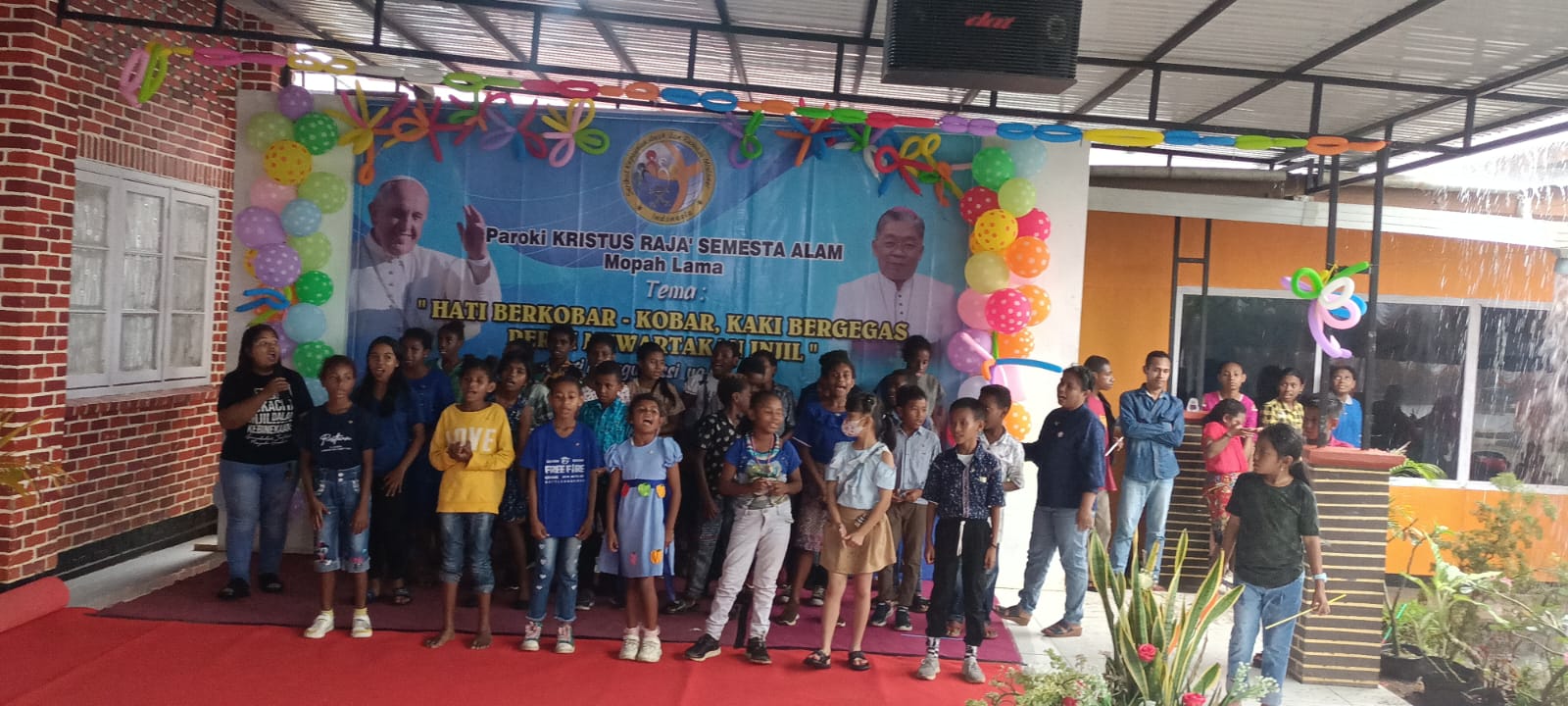 Anak-anak SEKAMI paroki Santa Theresia Buti tampil dalam Hari Misi Sedunia – Surya Papua/Frans Kobun
