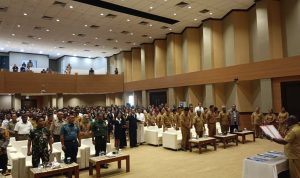 Bupati Merauke, Romanus Mbaraka sedang melantik ratusan pejabat Eselon III dan IV – Surya Papua/ Frans Kobun