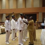 Bupati Merauke, Romanus Mbaraka menyematkan lambang di salah satu kepala distrik – Surya Papua/Frans Kobun