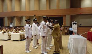 Bupati Merauke, Romanus Mbaraka menyematkan lambang di salah satu kepala distrik – Surya Papua/Frans Kobun
