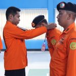Penyematan tanda peserta oleh Kepala Kantor Pencarian Dan Pertolongan Merauke, Alman Samba Imbiri – Surya Papua/IST