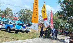 Salah seorang anggota TNI yang pingsan dan sedang diberikan pertolongan – Surya Papua/Frans Kobun