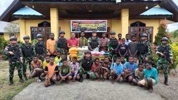 Foto bersama anak-anak di Asrama St, Petrus Wogikel, Distrik ILwayab, Kabupaten Merauke – Surya Papua/IST