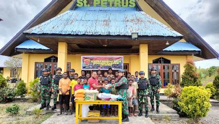 Bantuan yang diserahkan Satgas Yonif 125 SMB Pos Wanam dan diterima oleh Pastor Ayustus Erasmus Lim- Surya Papua/IST