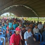 Ratusan masyarakat di Dusun Yogim, Kampung Kumbe sedang dengar arahan Bupati Merauke, Romanus Mbaraka – Surya Papua/Frans Kobun
