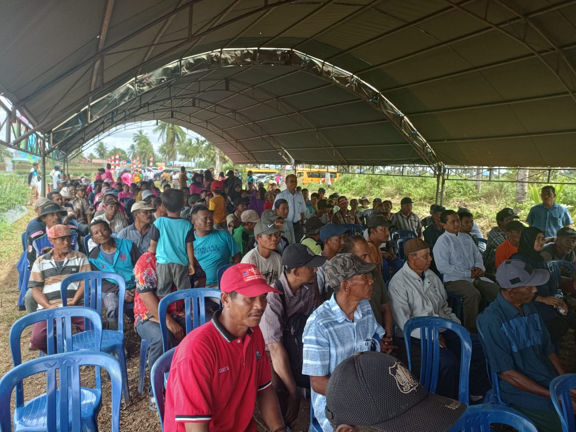 Ratusan masyarakat di Dusun Yogim, Kampung Kumbe sedang dengar arahan Bupati Merauke, Romanus Mbaraka – Surya Papua/Frans Kobun