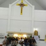 Bupati Merauke, Romanus Mbaraka bersama sejumlah kepala dinas saat foto di dalam gereja – Surya Papua/Frans Kobun