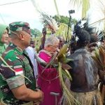 Uskup Agung Merauke, Mgr. Petrus Canisius Mandagi, MSC sedang diterima secara adat – Surya Papua/Frans Kobun