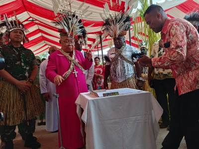 Uskup Agung Merauke, Mgr. Petrus Canisius Mandagi, MSC saat didampingi Bupati Merauke, Romanus Mbaraka – Surya Papua/Frans Kobun