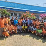 Bupati Merauke, Romanus Mbaraka foto bersama dengan puluhan petugas parkir – Surya Papua/Frans Kobun