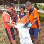 Sejumlah siswa di SD YPK Harapan Selil sedang membersihkan sampah di areal pasar – Surya Papua/IST