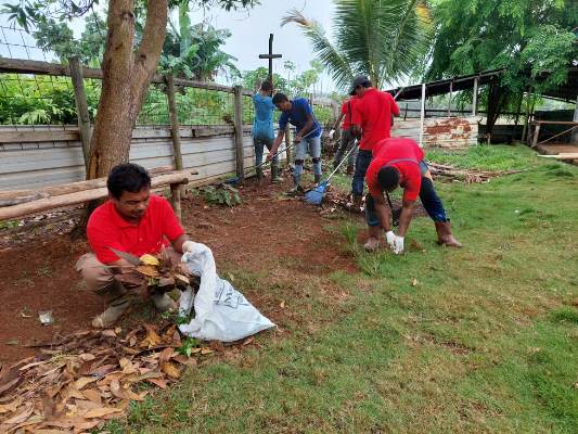 Beberapa karyawan PT. BCA sedang melakukan pembersihan lingkungan – Surya Papua/IST    