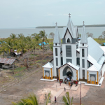 Gereja Katolik St. Isidorus kalilam Batu Merah yang siap diberkati oleh Uskup Agung Merauke, Mgr. Petrus Canisius Mandagi, MSC – Surya Papua/Frans Kobun