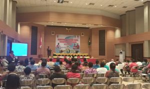 Ketua Panitia Kongres, Nartalia Teraka sedang memberikan laporan dalam kegiatan Kongres I – Surya Papua/Frans Kobun