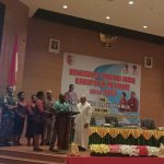 Bupati Merauke, Romanus Mbaraka didampingi Sekda, Yeremias Paulus Ndiken serta sejumlah pejabat lain sedang pukul tifa – Surya Papua/Frans Kobun