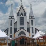 Tampak bangunan Gereja Isidorus Kalilam dari luar menjelang persiapan pemberkatan besok – Surya Papua/Frans Kobun