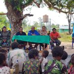 Kepala Badan Pengelola Perbatasan Kabupaten Merauke, Rekianus Samkakai sedang berdialog bersama masyarakat Korkari – Surya Papua/IST