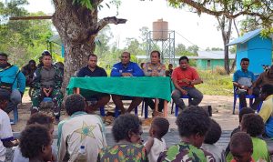 Kepala Badan Pengelola Perbatasan Kabupaten Merauke, Rekianus Samkakai sedang berdialog bersama masyarakat Korkari – Surya Papua/IST