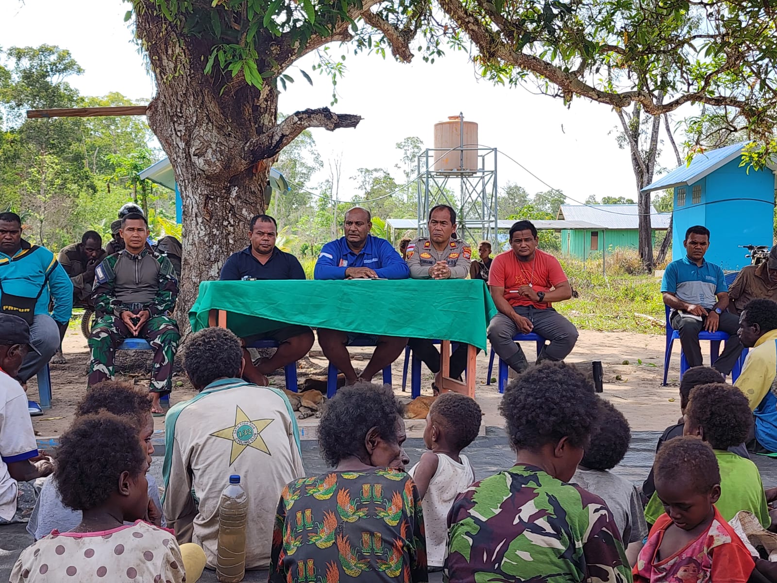 Kepala Badan Pengelola Perbatasan Kabupaten Merauke, Rekianus Samkakai sedang berdialog bersama masyarakat Korkari – Surya Papua/IST