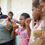 Demo sikat gigi yang dilalukan oleh anak – anak Papua di Kampung Metto, Distrik Subur, Kabupaten Boven Digoel – Surya Papua/IST