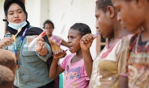 Demo sikat gigi yang dilalukan oleh anak – anak Papua di Kampung Metto, Distrik Subur, Kabupaten Boven Digoel – Surya Papua/IST