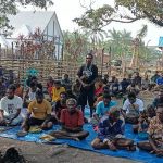 Ratusan masyarakat sedang mendengar arahan Bupati Merauke, Romanus Mbaraka – Surya Papua/Frans Kobun