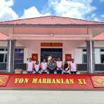 marinir Komandan Batalyon Marinir Pertahanan Pangkalan XI Merauke, Letnal Kolonel (Mar) Daulat Situmorang foto bersama pengurus Orari – Surya Papua/IST