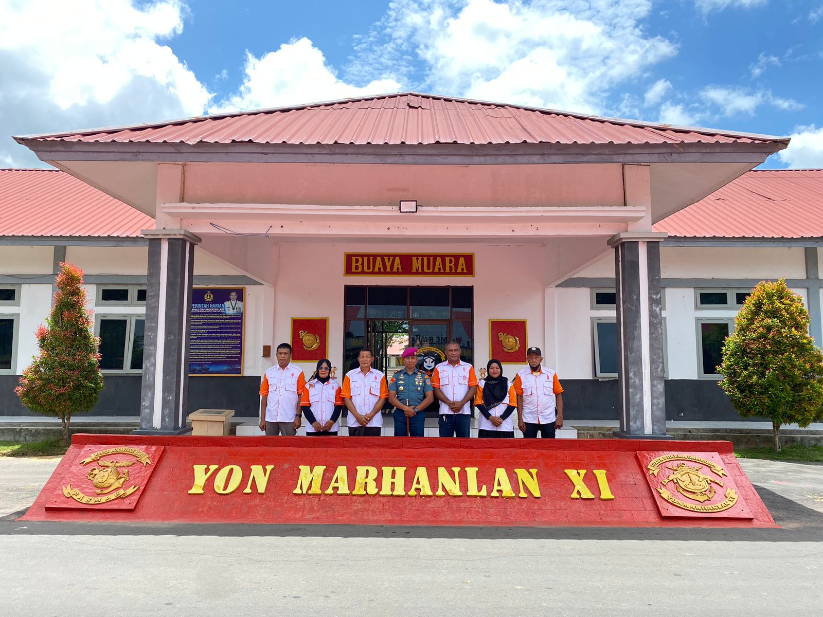 Komandan Batalyon Marinir Pertahanan Pangkalan XI Merauke, Letnal Kolonel (Mar) Daulat Situmorang foto bersama pengurus Orari – Surya Papua/IST