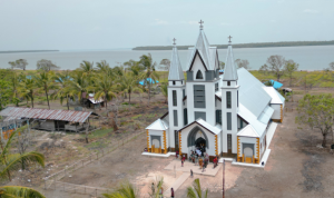 Bangunan Gereja Katolik St. Isidorus Kimaam yang siap untuk diberkati Uskup Agung Merauke, Mgr. Petrus Canisius Mandagi, MSC – Surya Papua/IST