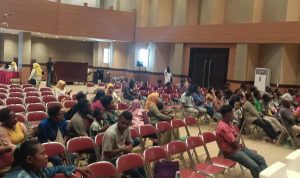 Pasangan calon suami isteri yang sedang mengikuti sosialisasi di auditorium kantor bupati tadi pagi – Surya Papua/Frans Kobun