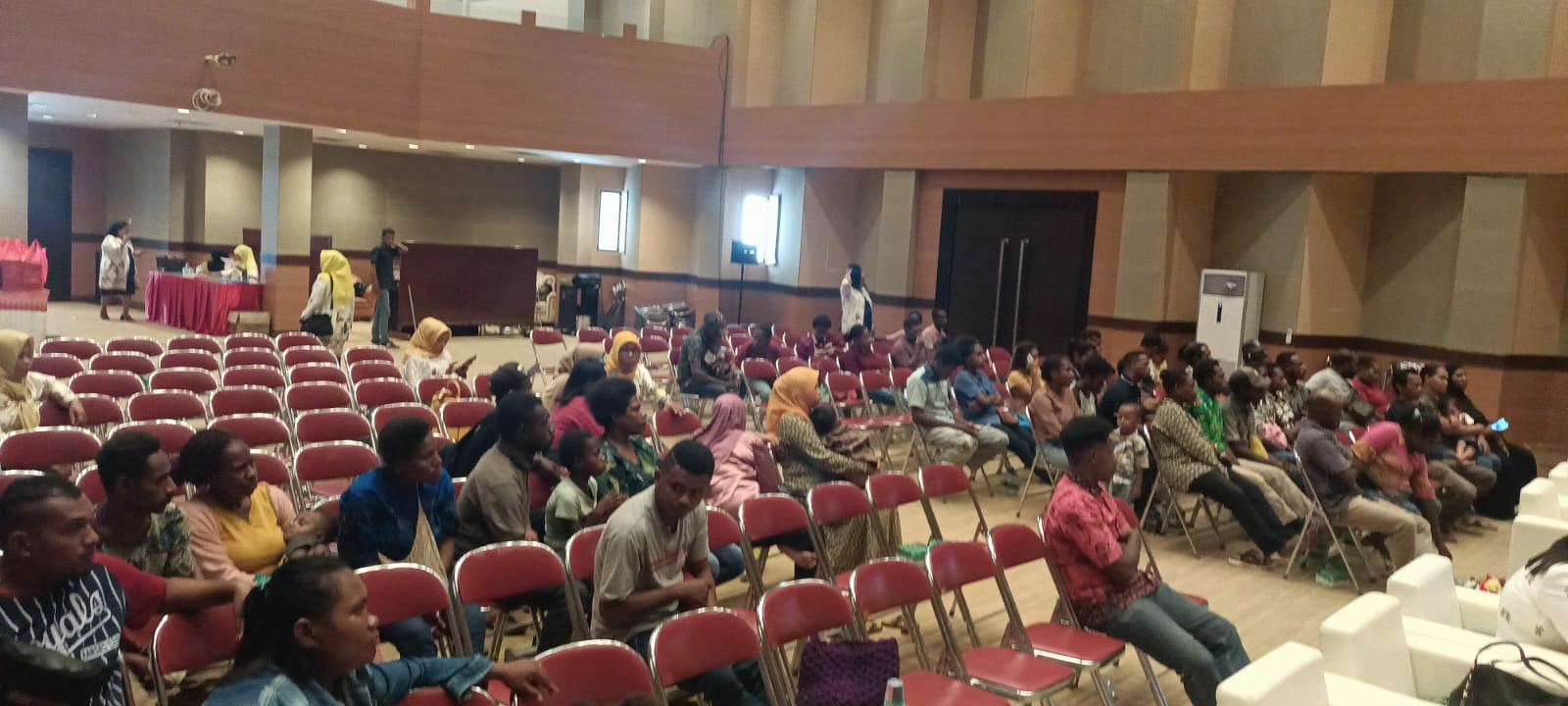 Pasangan calon suami isteri yang sedang mengikuti sosialisasi di auditorium kantor bupati tadi pagi – Surya Papua/Frans Kobun