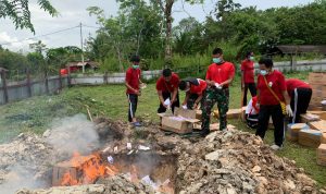Pemusnahan obat-obatan kadaluarsa di Senggo, Distrik Citak Mitak, Kabupaten Mappi – Surya Papua/IST
