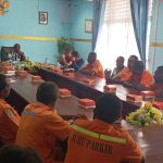 Bupati Merauke, Romanus Mbaraka sedang melakukan pertemuan dengan puluhan petugas parkir – Surya Papua/Frans Kobun