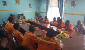 Bupati Merauke, Romanus Mbaraka sedang melakukan pertemuan dengan puluhan petugas parkir – Surya Papua/Frans Kobun