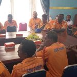 parkiran 2 Petugas parkir sedang mendengar arahan Bupati Merauke, Romanus Mbaraka – Surya Papua/Frans Kobun