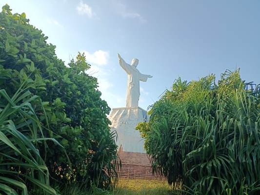 Tampak dari samping Patung Kristus Raja Pulau Habe di Kampung Wambi, Distrik Okaba – Surya Papua/Frans Kobun