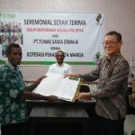 Kim In Woog, Direktur PT Tunas Sawa Erma (TSE) B memberikan sertifikat kebun masyarakat secara seremonial kepada Lukas Habanggi kepala penggurus Koperasi Peran Serta Marga (PSM) – Surya Papua/IST