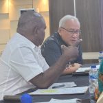 Bupati Merauke, Romanus Mbaraka sedang berdiskusi dengan Direktur Bahan Bakar Minyak (BBM) Badan Pengatur Hilir Minyak Tanah dan Gas Bumi (BPH-Migas), Sentot Harijady Bradjanto – Surya Papua/IST