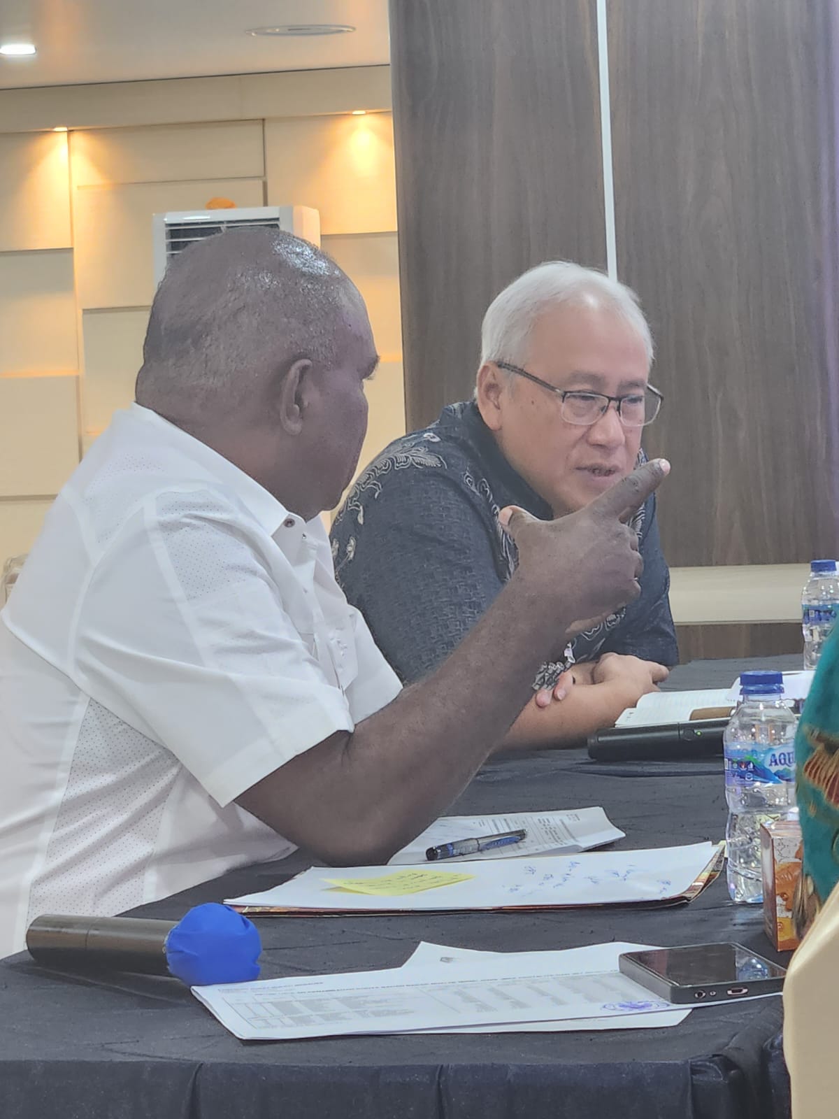 Bupati Merauke, Romanus Mbaraka sedang berdiskusi dengan Direktur Bahan Bakar Minyak (BBM) Badan Pengatur Hilir Minyak Tanah dan Gas Bumi (BPH-Migas), Sentot Harijady Bradjanto – Surya Papua/IST