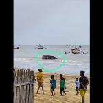 Mobil yang terseret air pasang di Lampu Satu, Kelurahan Samkai – Surya Papua/IST
