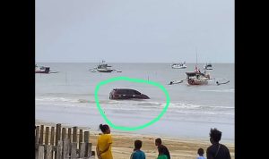 Mobil yang terseret air pasang di Lampu Satu, Kelurahan Samkai – Surya Papua/IST