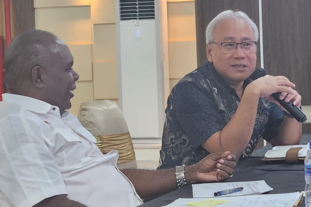 Diskusi dan dialog Bupati Merauke, Romanus Mbaraka bersama Direktur Bahan Bakar Minyak (BBM) Badan Pengatur Hilir Minyak Tanah dan Gas Bumi (BPH-Migas), Sentot Harijady Bradjanto – Surya Papua/IST