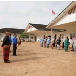 Penyambutan Tim Surveryor LPA LASKESPRI dan Dinas Kesehatan Kabupaten Boven Digoel oleh seluruh staff Klinik Asiki dengan mengenakan baju trandisional nusantara- Surya Papua/IST